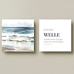 Zauberhaftes Holzbild Set mit Spruch Und jede Welle nimmt eine Sorge von mir mit hinaus zum Verschenken und Sammeln | Zartes Aquarellbild vom Meer mit Wellen in blau, grau und beige Tönen | mit dem passenden Spruch „Und jede Welle nimmt eine Sorge von mir mit hinaus“ | zum Aufstellen oder Hinhängen | echter Fotodruck auf Holz | Maße: 15x15x1,8 cm | Set besteht aus 2 Stück Holzbilder mit Fotodruck und eingelassener Wandaufhängung | Kuestenglueck