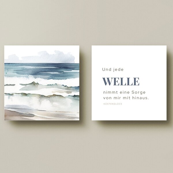 Zauberhaftes Holzbild Set mit Spruch Und jede Welle nimmt eine Sorge von mir mit hinaus zum Verschenken und Sammeln | Zartes Aquarellbild vom Meer mit Wellen in blau, grau und beige Tönen | mit dem passenden Spruch „Und jede Welle nimmt eine Sorge von mir mit hinaus“ | zum Aufstellen oder Hinhängen | echter Fotodruck auf Holz | Maße: 15x15x1,8 cm | Set besteht aus 2 Stück Holzbilder mit Fotodruck und eingelassener Wandaufhängung | Kuestenglueck