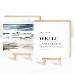 Zauberhaftes Holzbild Set mit Spruch Und jede Welle nimmt eine Sorge von mir mit hinaus zum Verschenken und Sammeln | Zartes Aquarellbild vom Meer mit Wellen in blau, grau und beige Tönen | mit dem passenden Spruch „Und jede Welle nimmt eine Sorge von mir mit hinaus“ | zum Aufstellen oder Hinhängen | echter Fotodruck auf Holz | Maße: 15x15x1,8 cm | Set besteht aus 2 Stück Holzbilder mit Fotodruck und eingelassener Wandaufhängung |Kuestenglueck