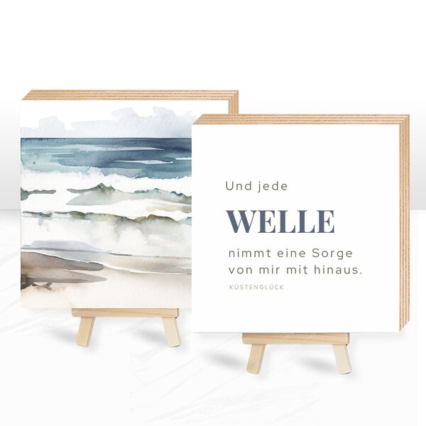 Zauberhaftes Holzbild Set mit Spruch Und jede Welle nimmt eine Sorge von mir mit hinaus zum Verschenken und Sammeln | Zartes Aquarellbild vom Meer mit Wellen in blau, grau und beige Tönen | mit dem passenden Spruch „Und jede Welle nimmt eine Sorge von mir mit hinaus“ | zum Aufstellen oder Hinhängen | echter Fotodruck auf Holz | Maße: 15x15x1,8 cm | Set besteht aus 2 Stück Holzbilder mit Fotodruck und eingelassener Wandaufhängung |Kuestenglueck