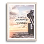 Küstenglück Meer Sprüche Poster „Die Seele kann erst dann richtig baumeln, wenn das Herz einen Platz gefunden hat, wo es zur Ruhe kommt“ I 210 X 297 mm I Mattes 300 g/m² Fine-Art Premiumpapier I zauberhafte Meer Bilder Wanddeko I Motiv: Strandkorb, Strand, Sand, Sonnenuntergang I beige, blau, rosa,