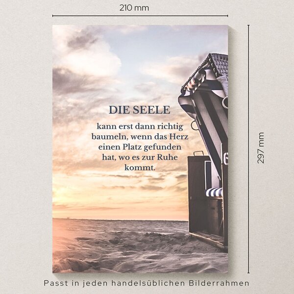 Küstenglück Meer Sprüche Poster „Die Seele kann erst dann richtig baumeln, wenn das Herz einen Platz gefunden hat, wo es zur Ruhe kommt“ I 210 X 297 mm I Mattes 300 g/m² Fine-Art Premiumpapier I zauberhafte Meer Bilder Wanddeko I Motiv: Strandkorb, Strand, Sand, Sonnenuntergang I beige, blau, rosa,