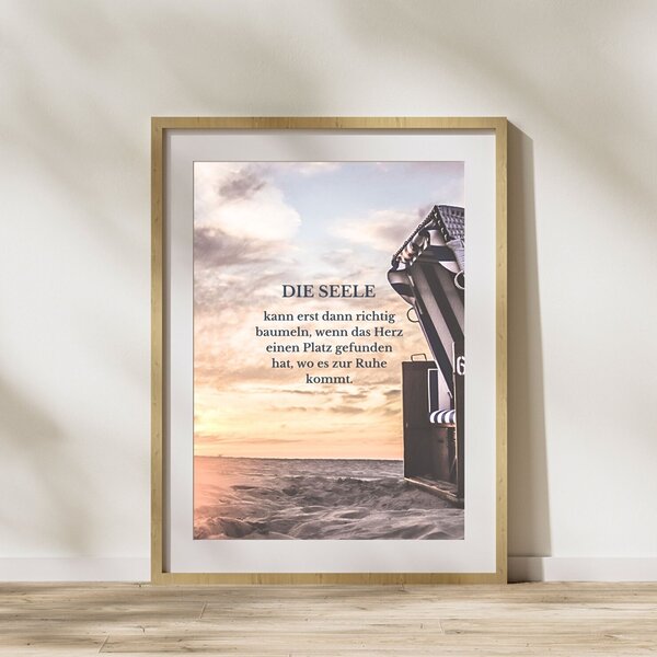 Küstenglück Meer Sprüche Poster „Die Seele kann erst dann richtig baumeln, wenn das Herz einen Platz gefunden hat, wo es zur Ruhe kommt“ I 210 X 297 mm I Mattes 300 g/m² Fine-Art Premiumpapier I zauberhafte Meer Bilder Wanddeko I Motiv: Strandkorb, Strand, Sand, Sonnenuntergang I beige, blau, rosa,