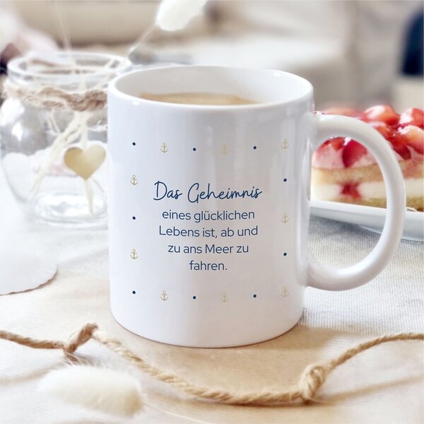 Tasse mit Anker Spruch Das Geheimnis eines glücklichen Lebens ist, ab und zu ans Meer zu fahren. I 300ml I weiß, blau, beige. Maritimes Geschenk für Freundin, Kollegin, Familie. Zum Geburtstag, als Mitbringsel oder einfach so.