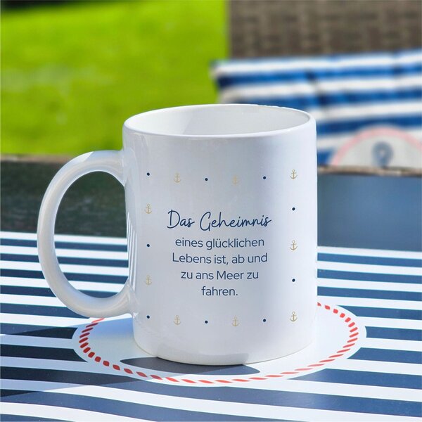 Tasse mit Anker Spruch Das Geheimnis eines glücklichen Lebens ist, ab und zu ans Meer zu fahren. I 300ml I weiß, blau, beige. Maritimes Geschenk für Freundin, Kollegin, Familie. Zum Geburtstag, als Mitbringsel oder einfach so.